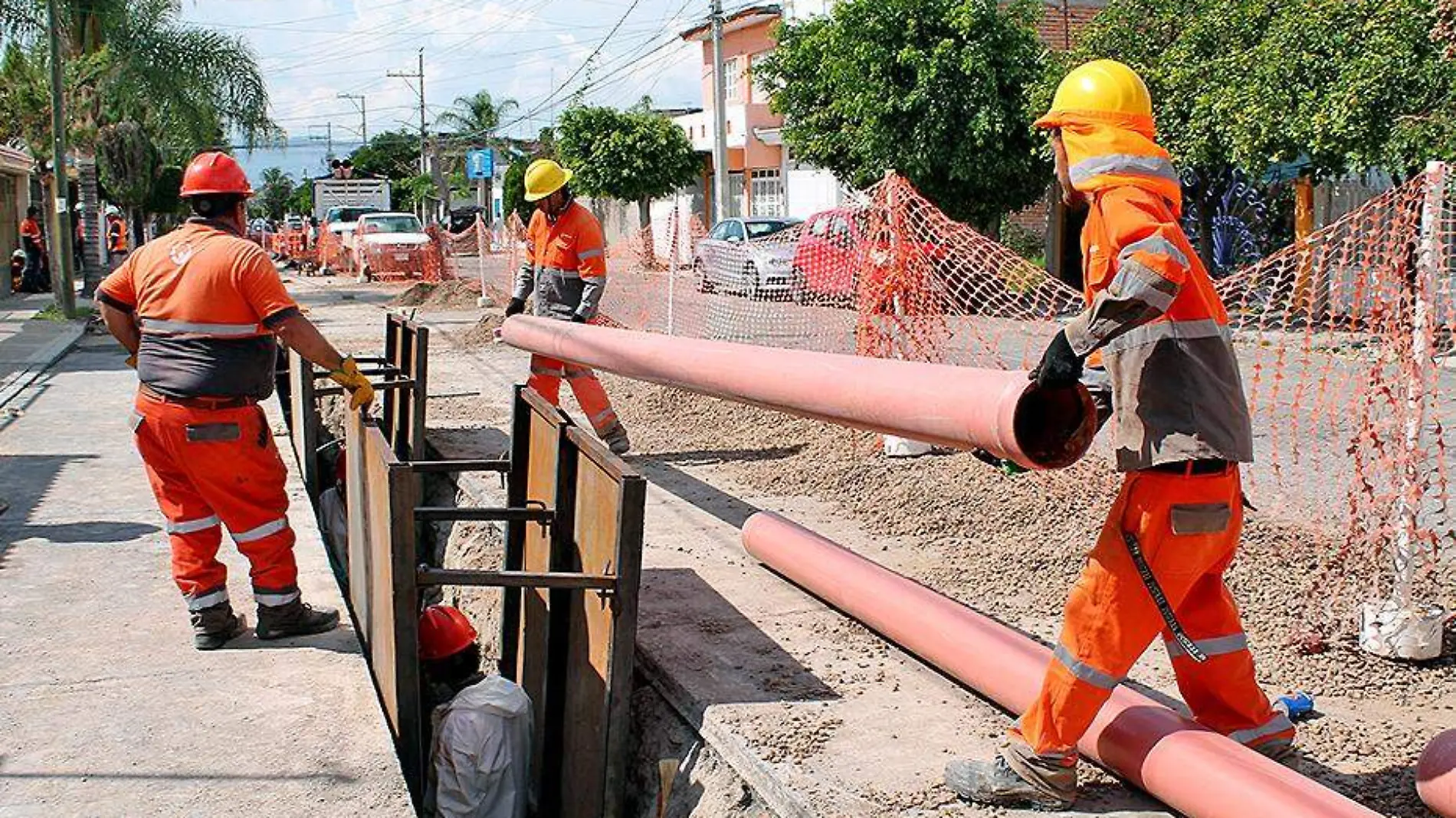 trabajadores veolia cargan tubo